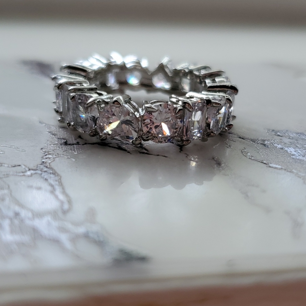 New Elegant Wedding/Enagagement Ring Band - Picture 8 of 9